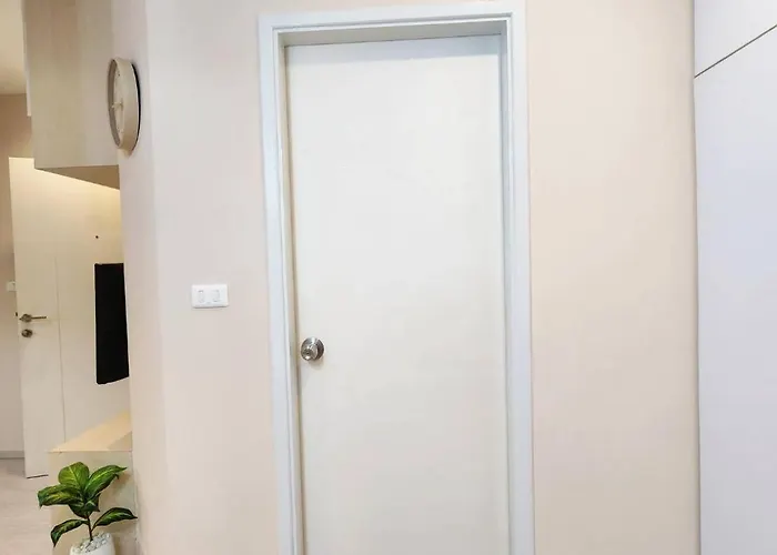 Homely Minimal Style Near Bts Silom Line Apartment